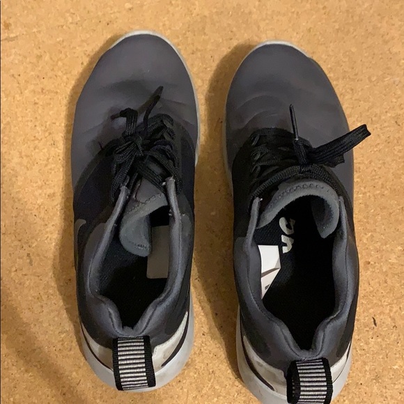 Women’s Nike - Picture 3 of 3